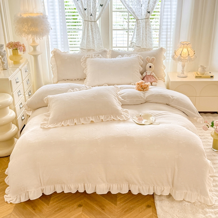 91家纺网 家纺一手货源 找家纺 逸尚阁 2025新款立体雕花牛奶绒花边四件套-蝴蝶结系列 蝴蝶结-奶白