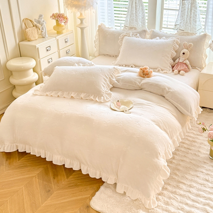 91家纺网 家纺一手货源 找家纺 逸尚阁 2025新款立体雕花牛奶绒花边四件套-蝴蝶结系列 蝴蝶结-奶白