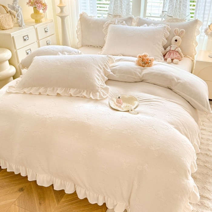 91家纺网 家纺一手货源 找家纺 逸尚阁 2025新款立体雕花牛奶绒花边四件套-蝴蝶结系列 蝴蝶结-奶白
