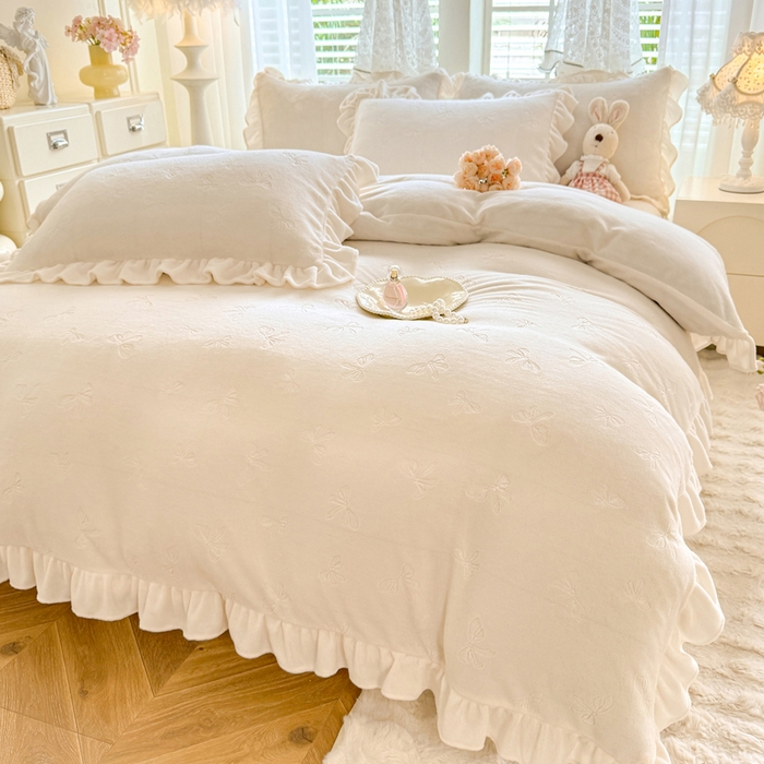 91家纺网 家纺一手货源 找家纺 逸尚阁 2025新款立体雕花牛奶绒花边四件套-蝴蝶结系列 蝴蝶结-奶白