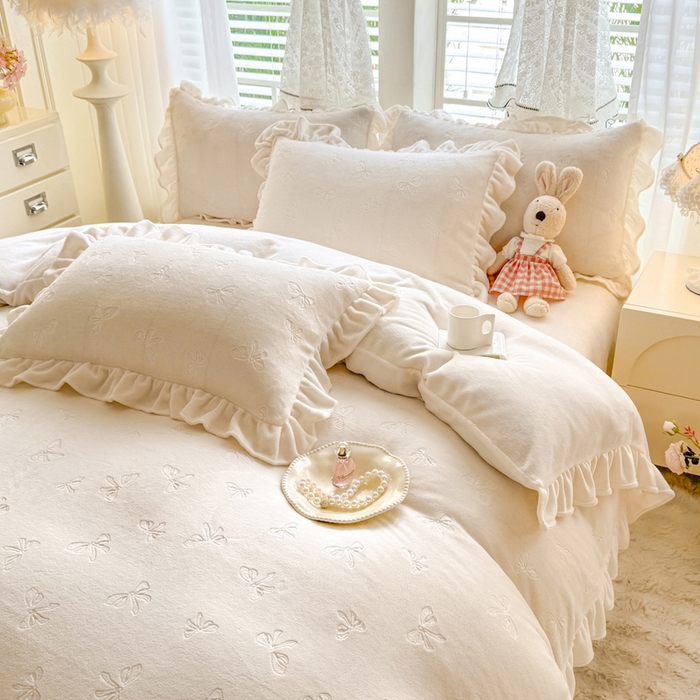 91家纺网 家纺一手货源 找家纺 逸尚阁 2025新款立体雕花牛奶绒花边四件套-蝴蝶结系列 蝴蝶结-奶白