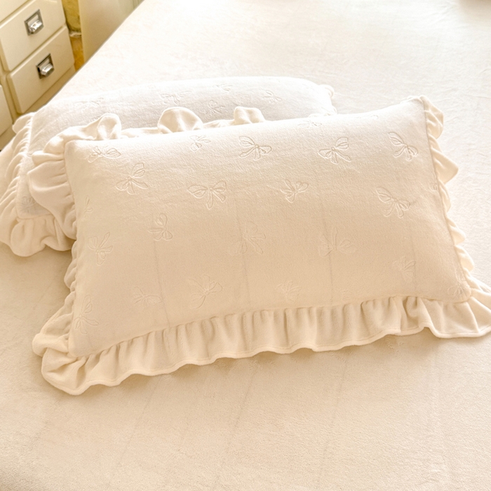 91家纺网 家纺一手货源 找家纺 逸尚阁 2025新款立体雕花牛奶绒花边四件套-蝴蝶结系列 蝴蝶结-奶白