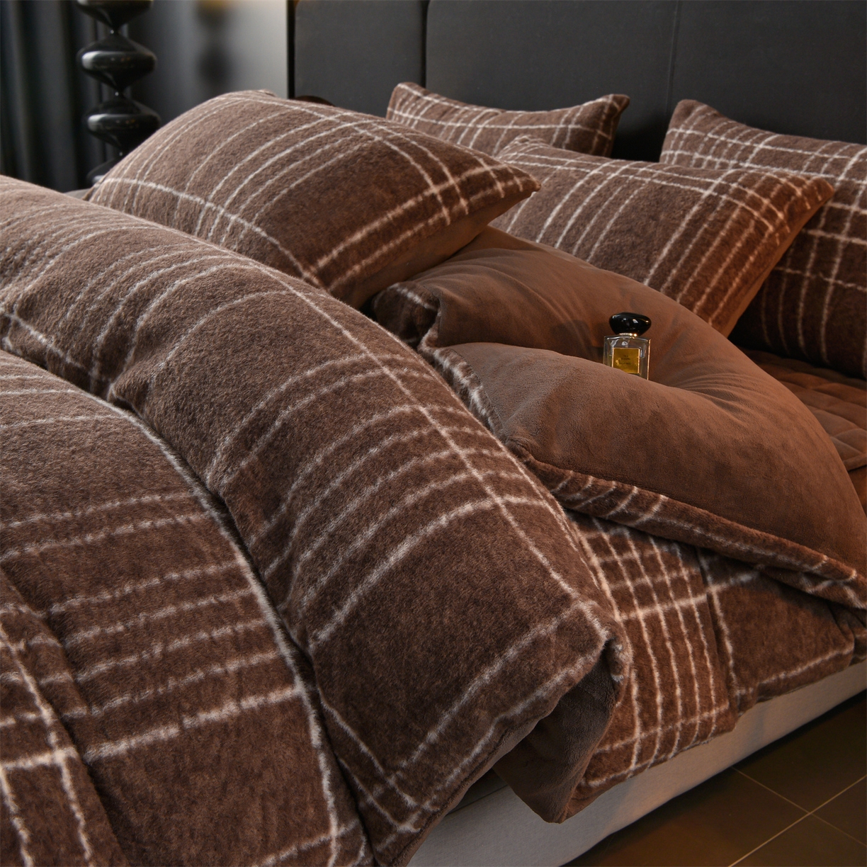 91家纺网 家纺一手货源 找家纺 金鹰 2025新款仿羊绒夹棉印花床笠四件套加厚牛奶绒四件套 米兰-咖