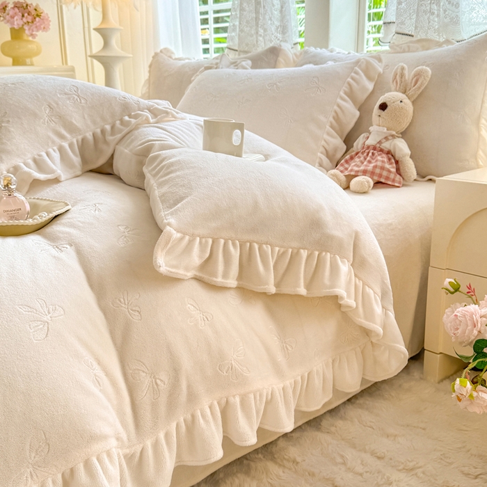 91家纺网 家纺一手货源 找家纺 逸尚阁 2025新款立体雕花牛奶绒花边四件套-蝴蝶结系列 蝴蝶结-奶白