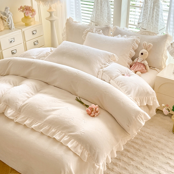 91家纺网 家纺一手货源 找家纺 逸尚阁 2025新款立体雕花牛奶绒花边四件套-蝴蝶结系列 蝴蝶结-奶白