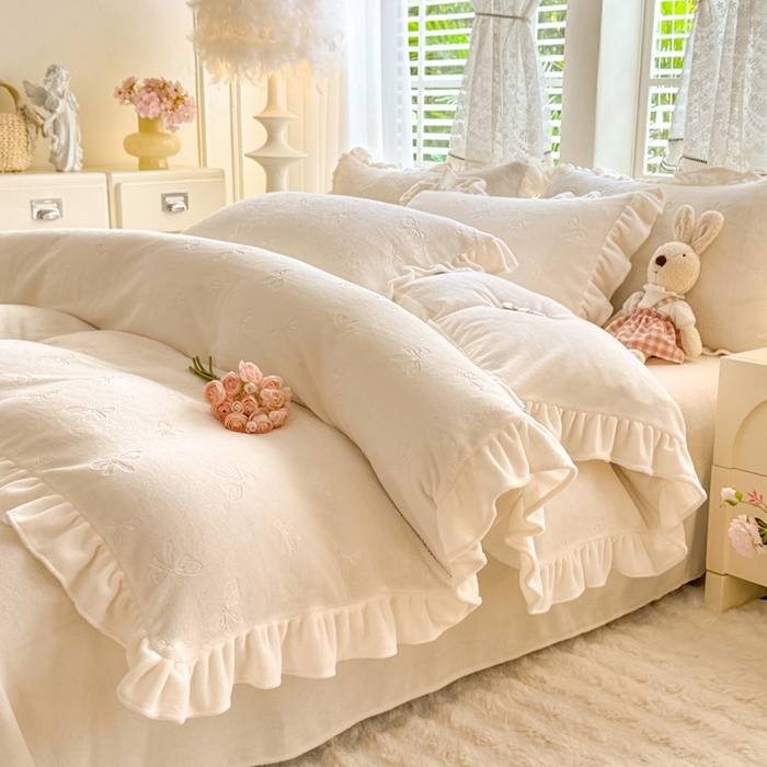 91家纺网 家纺一手货源 找家纺 逸尚阁 2025新款立体雕花牛奶绒花边四件套-蝴蝶结系列 蝴蝶结-奶白