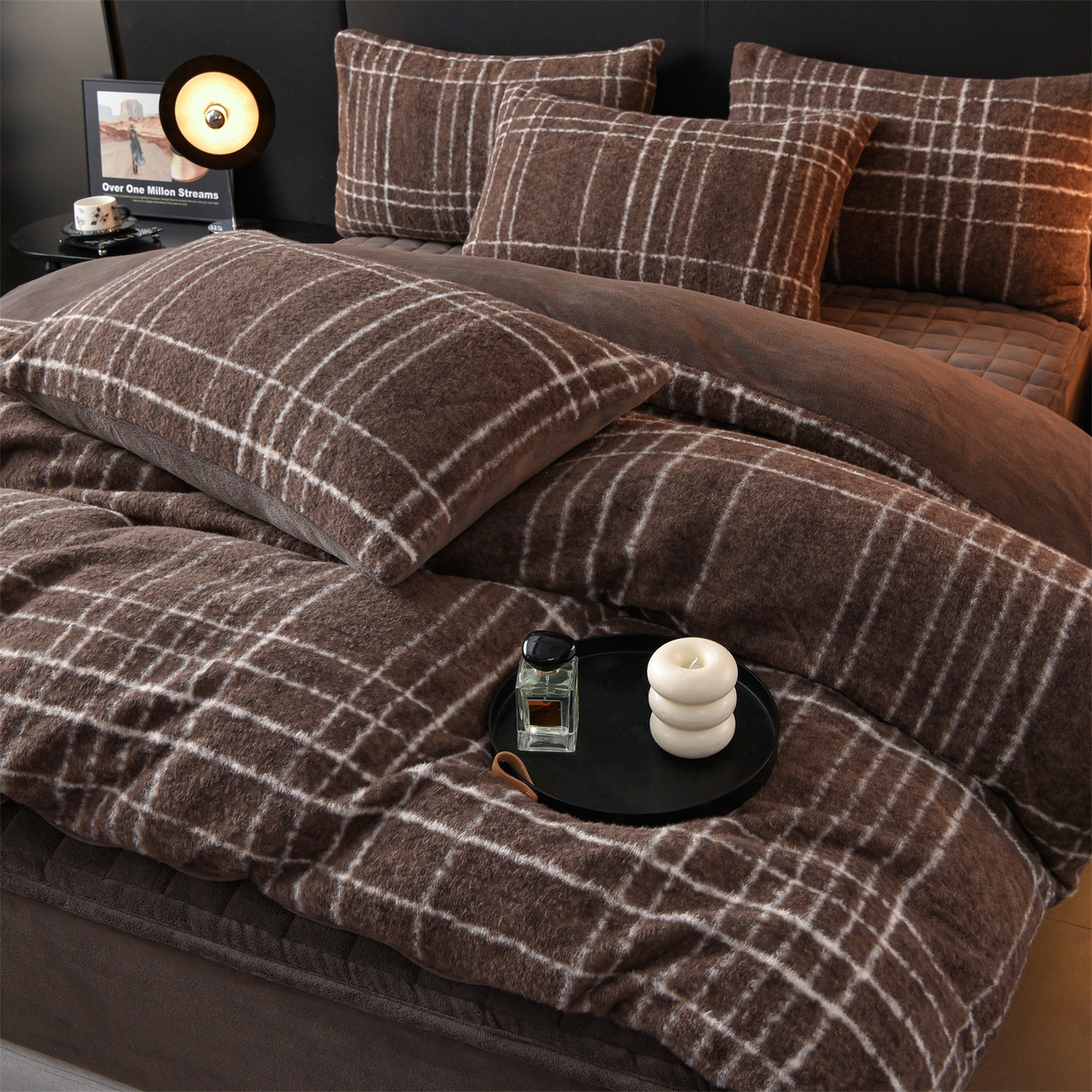 91家纺网 家纺一手货源 找家纺 金鹰 2025新款仿羊绒夹棉印花床笠四件套加厚牛奶绒四件套 米兰-咖