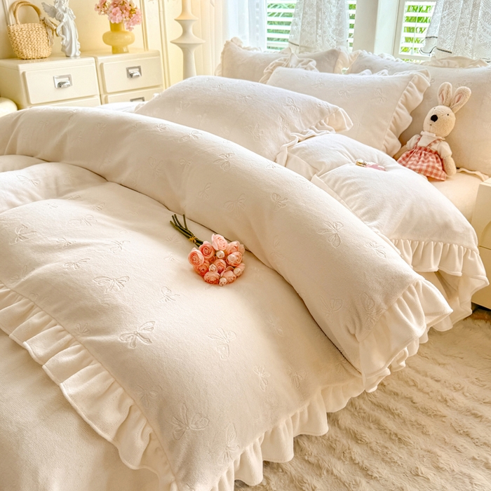 91家纺网 家纺一手货源 找家纺 逸尚阁 2025新款立体雕花牛奶绒花边四件套-蝴蝶结系列 蝴蝶结-奶白