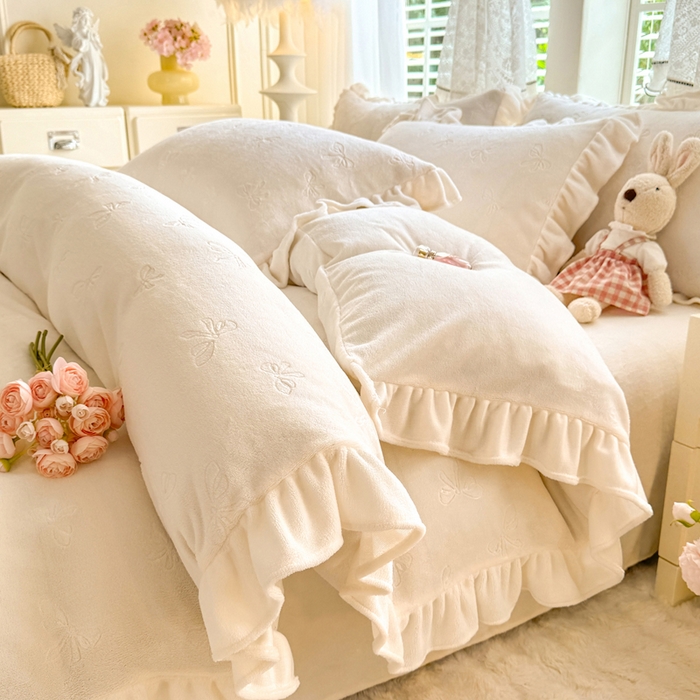 91家纺网 家纺一手货源 找家纺 逸尚阁 2025新款立体雕花牛奶绒花边四件套-蝴蝶结系列 蝴蝶结-奶白