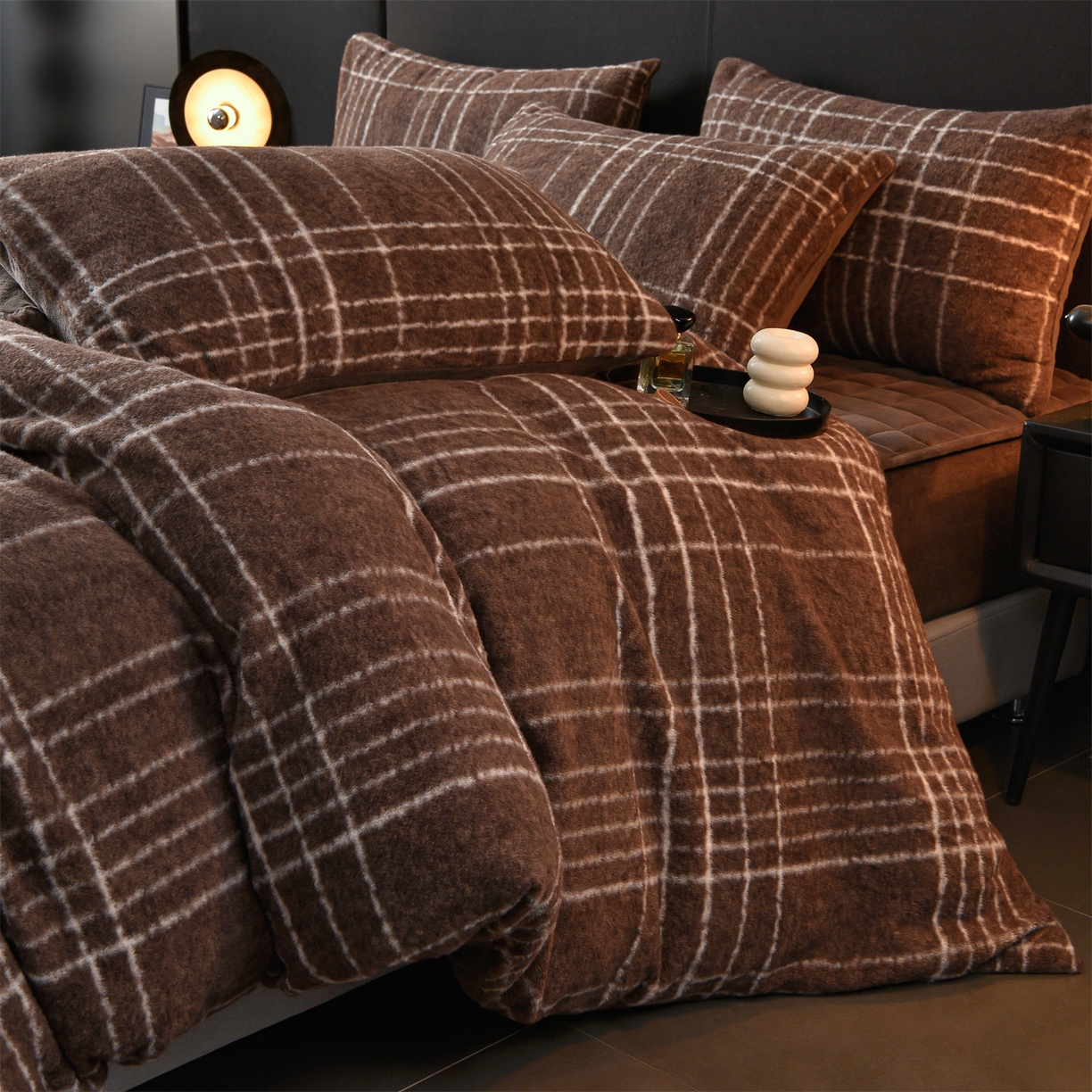 91家纺网 家纺一手货源 找家纺 金鹰 2025新款仿羊绒夹棉印花床笠四件套加厚牛奶绒四件套 米兰-咖