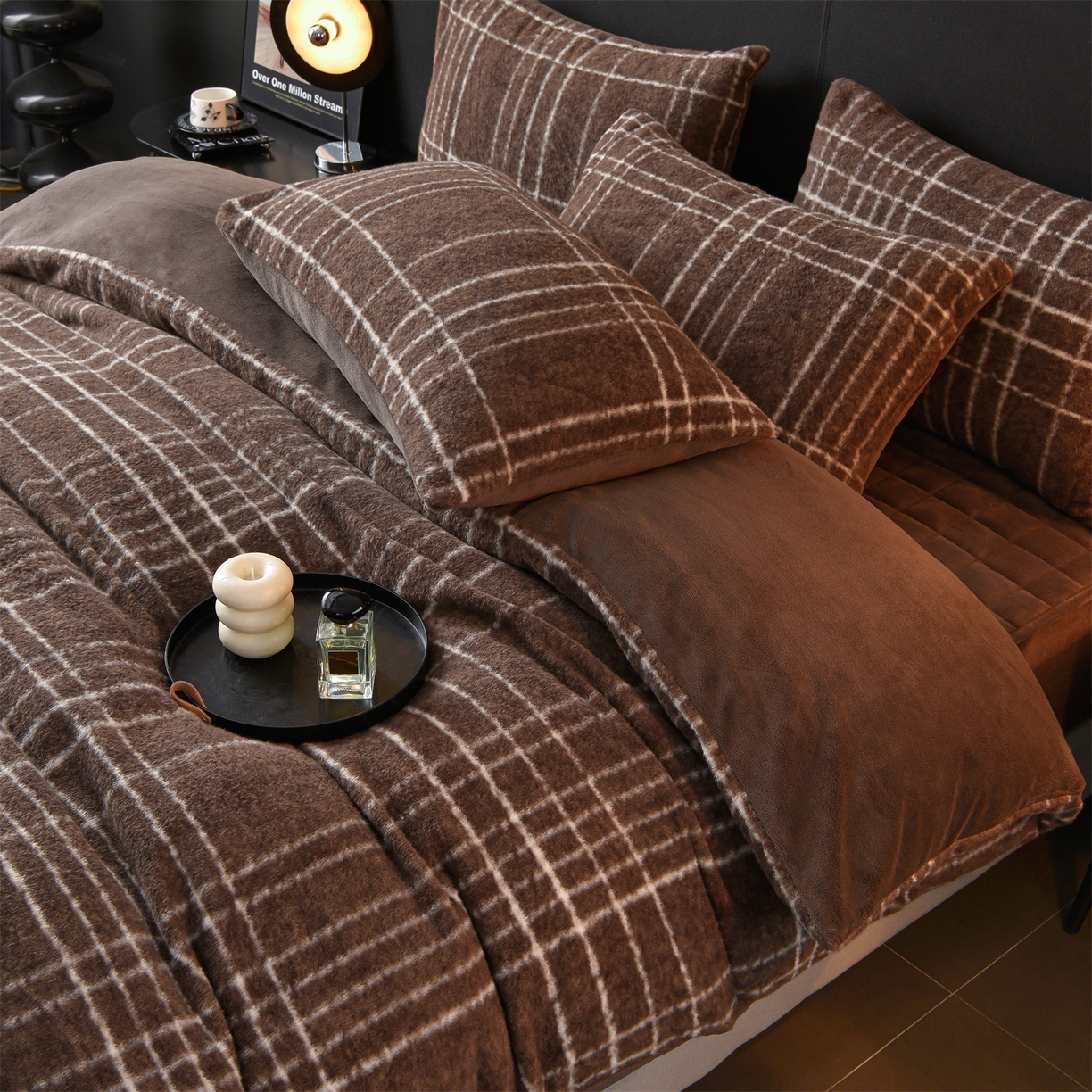 91家纺网 家纺一手货源 找家纺 金鹰 2025新款仿羊绒夹棉印花床笠四件套加厚牛奶绒四件套 米兰-咖