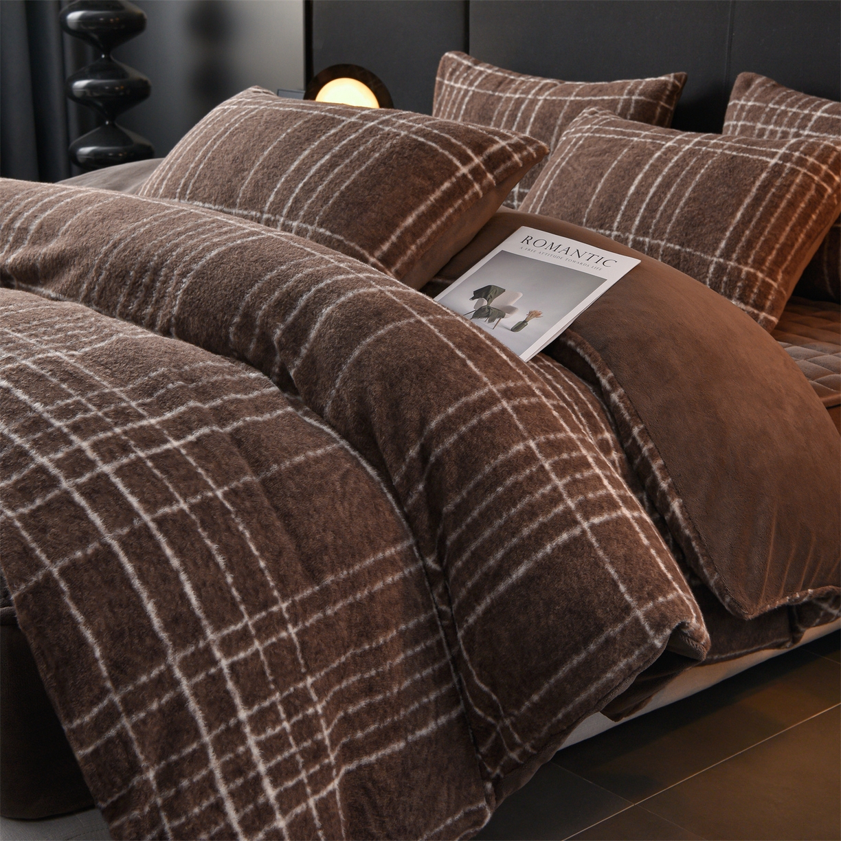 91家纺网 家纺一手货源 找家纺 金鹰 2025新款仿羊绒夹棉印花床笠四件套加厚牛奶绒四件套 米兰-咖