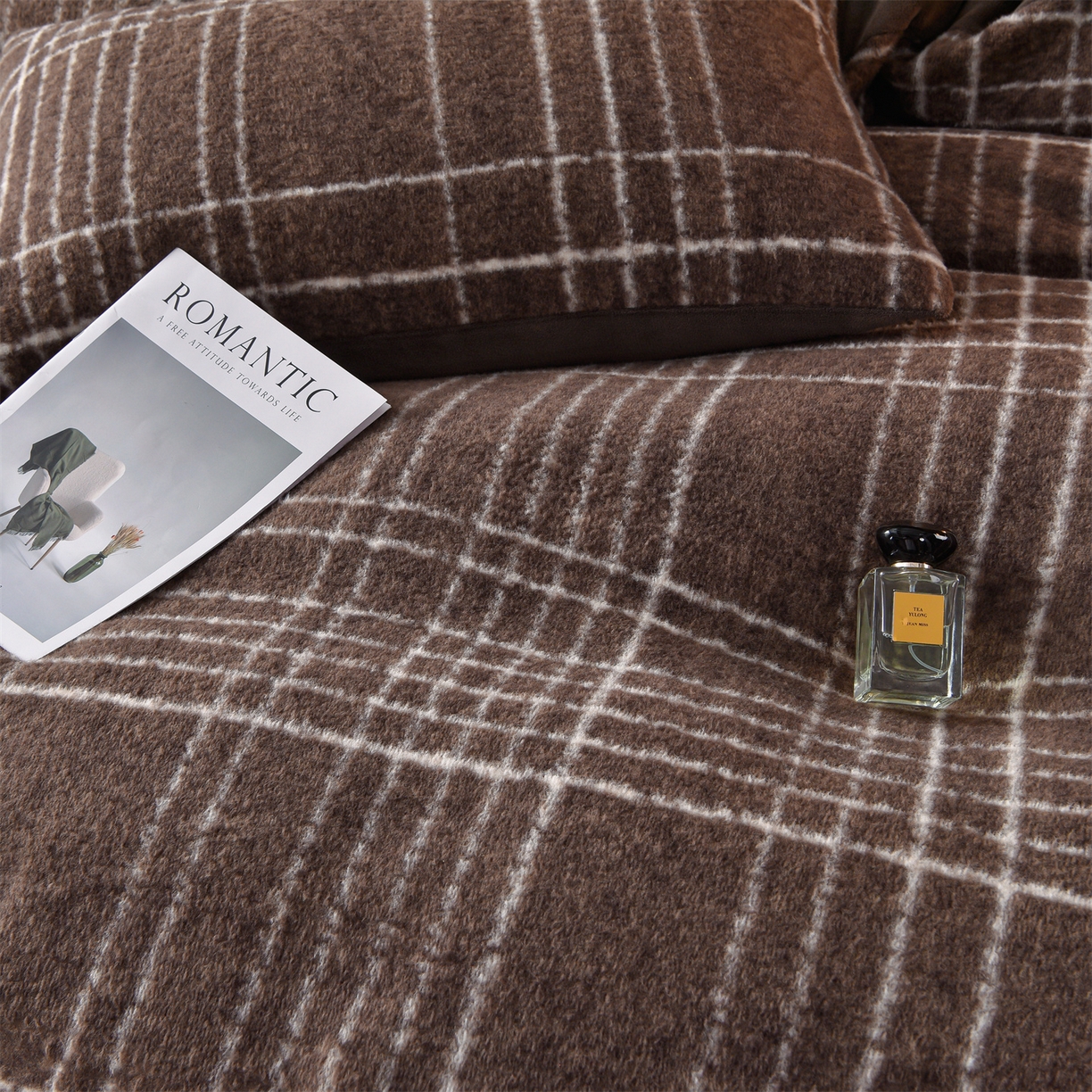 91家纺网 家纺一手货源 找家纺 金鹰 2025新款仿羊绒夹棉印花床笠四件套加厚牛奶绒四件套 米兰-咖