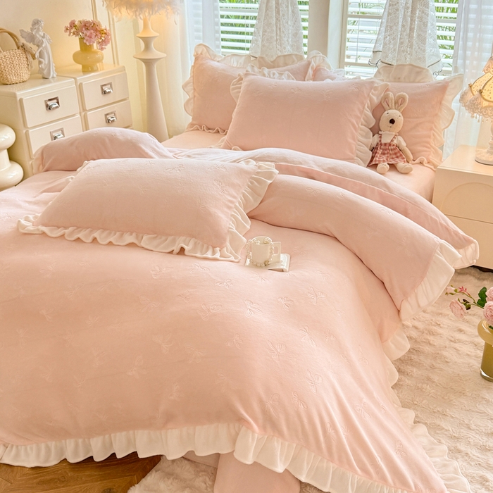 91家纺网 家纺一手货源 找家纺 逸尚阁 2025新款立体雕花牛奶绒花边四件套-蝴蝶结系列 蝴蝶结-浅玉