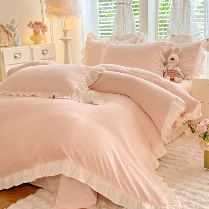 91家纺网 家纺一手货源 找家纺 逸尚阁 2025新款立体雕花牛奶绒花边四件套-蝴蝶结系列 蝴蝶结-浅玉