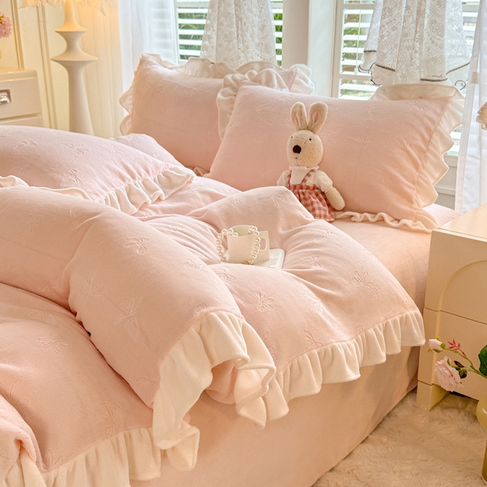 91家纺网 家纺一手货源 找家纺 逸尚阁 2025新款立体雕花牛奶绒花边四件套-蝴蝶结系列 蝴蝶结-浅玉