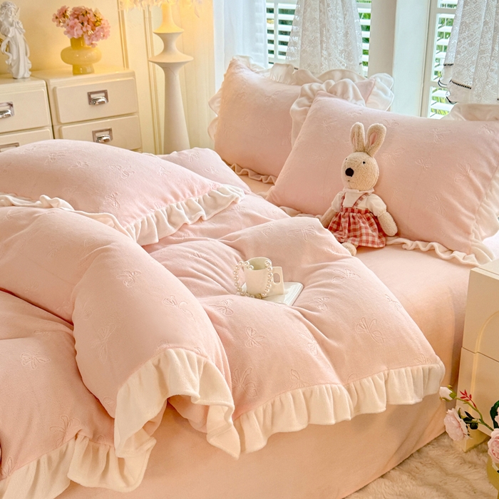 91家纺网 家纺一手货源 找家纺 逸尚阁 2025新款立体雕花牛奶绒花边四件套-蝴蝶结系列 蝴蝶结-浅玉