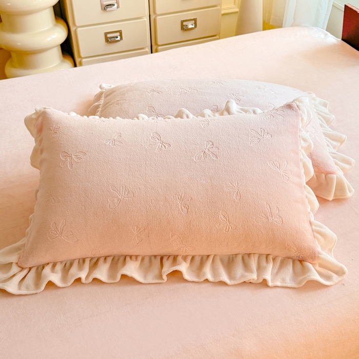 91家纺网 家纺一手货源 找家纺 逸尚阁 2025新款立体雕花牛奶绒花边四件套-蝴蝶结系列 蝴蝶结-浅玉