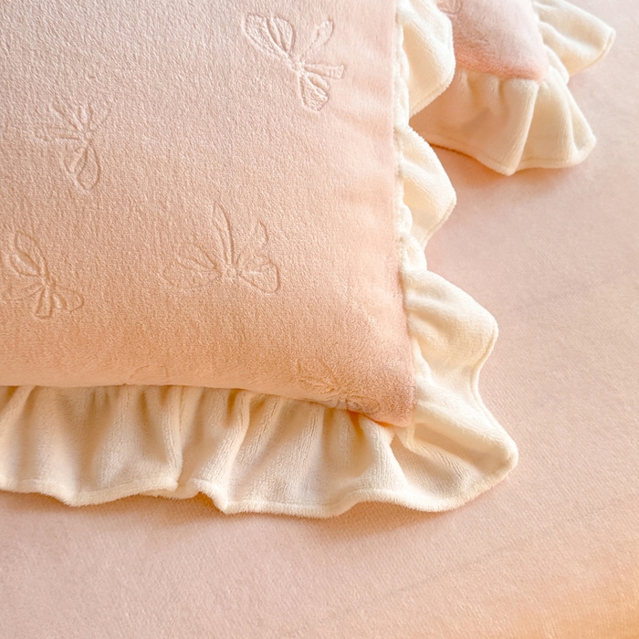 91家纺网 家纺一手货源 找家纺 逸尚阁 2025新款立体雕花牛奶绒花边四件套-蝴蝶结系列 蝴蝶结-浅玉