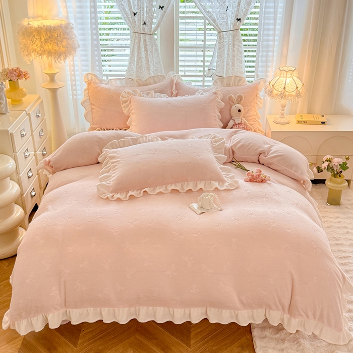 91家纺网 家纺一手货源 找家纺 逸尚阁 2025新款立体雕花牛奶绒花边四件套-蝴蝶结系列 蝴蝶结-浅玉