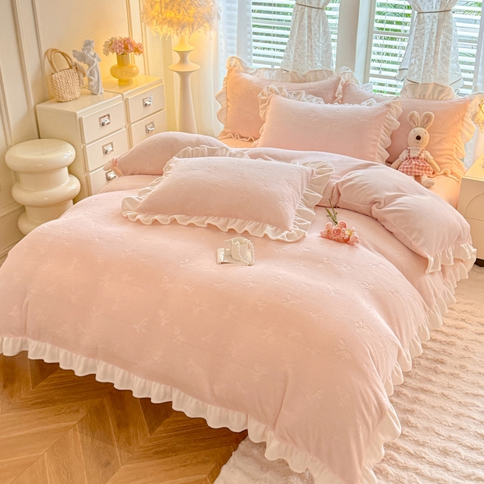 91家纺网 家纺一手货源 找家纺 逸尚阁 2025新款立体雕花牛奶绒花边四件套-蝴蝶结系列 蝴蝶结-浅玉