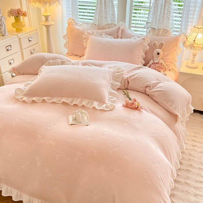 91家纺网 家纺一手货源 找家纺 逸尚阁 2025新款立体雕花牛奶绒花边四件套-蝴蝶结系列 蝴蝶结-浅玉