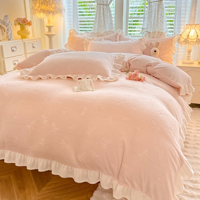 91家纺网 家纺一手货源 找家纺 逸尚阁 2025新款立体雕花牛奶绒花边四件套-蝴蝶结系列 蝴蝶结-浅玉