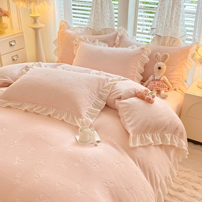 91家纺网 家纺一手货源 找家纺 逸尚阁 2025新款立体雕花牛奶绒花边四件套-蝴蝶结系列 蝴蝶结-浅玉