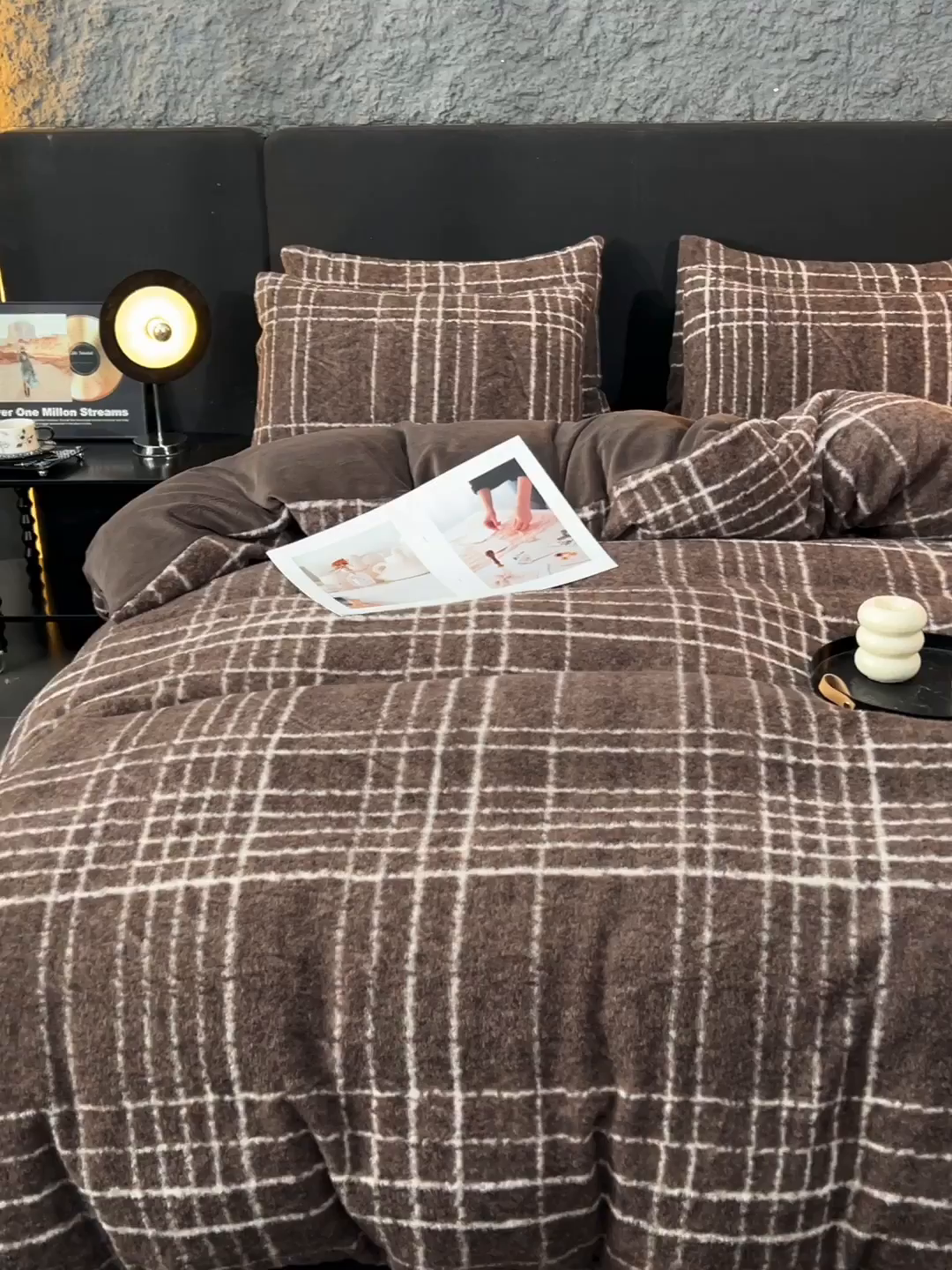 91家纺网 家纺一手货源 找家纺 金鹰 2025新款仿羊绒夹棉印花床笠四件套加厚牛奶绒四件套 米兰-咖