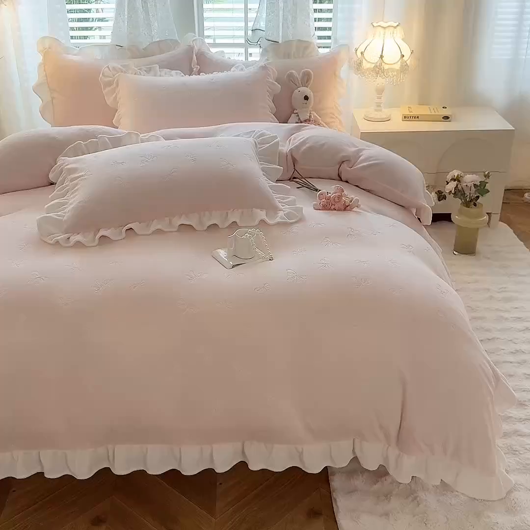 91家纺网 家纺一手货源 找家纺 逸尚阁 2025新款立体雕花牛奶绒花边四件套-蝴蝶结系列 蝴蝶结-浅玉