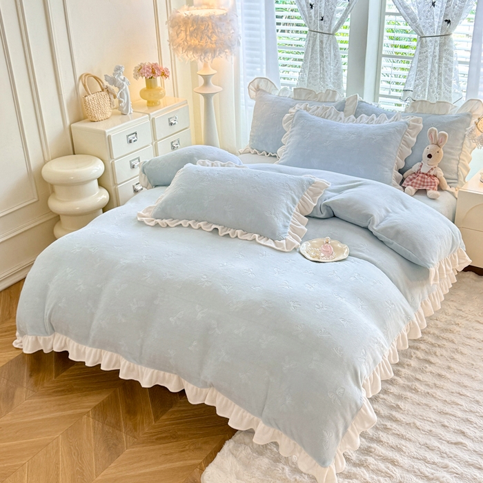 91家纺网 家纺一手货源 找家纺 逸尚阁 2025新款立体雕花牛奶绒花边四件套-蝴蝶结系列 蝴蝶结-天蓝