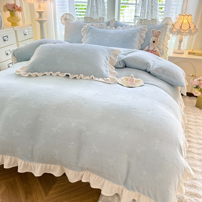 91家纺网 家纺一手货源 找家纺 逸尚阁 2025新款立体雕花牛奶绒花边四件套-蝴蝶结系列 蝴蝶结-天蓝