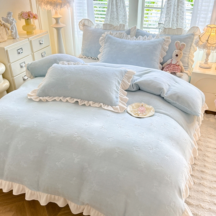91家纺网 家纺一手货源 找家纺 逸尚阁 2025新款立体雕花牛奶绒花边四件套-蝴蝶结系列 蝴蝶结-天蓝