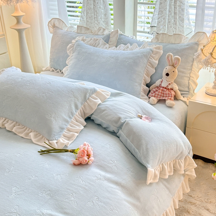 91家纺网 家纺一手货源 找家纺 逸尚阁 2025新款立体雕花牛奶绒花边四件套-蝴蝶结系列 蝴蝶结-天蓝