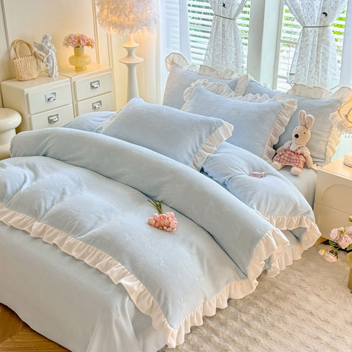 91家纺网 家纺一手货源 找家纺 逸尚阁 2025新款立体雕花牛奶绒花边四件套-蝴蝶结系列 蝴蝶结-天蓝