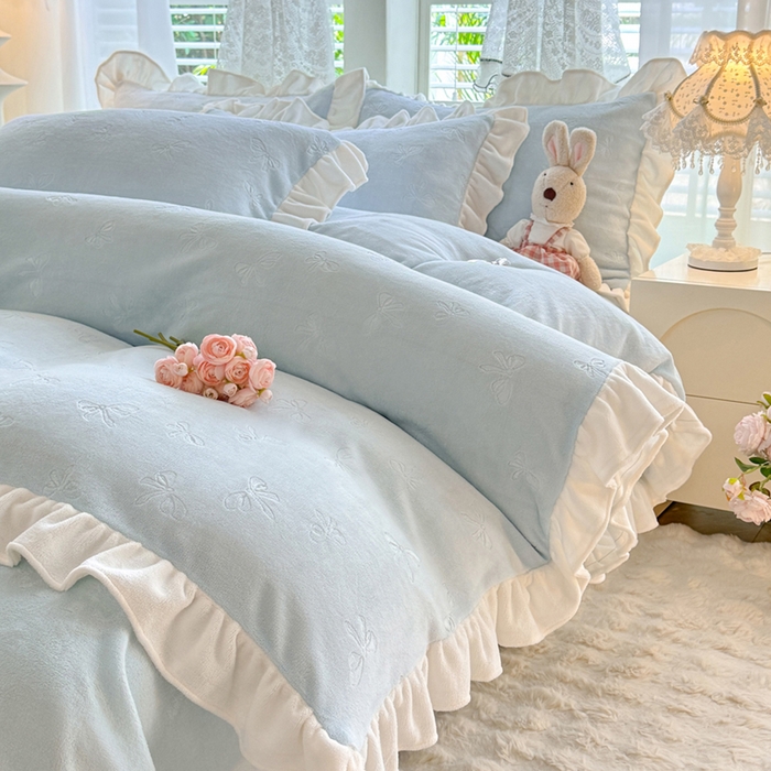 91家纺网 家纺一手货源 找家纺 逸尚阁 2025新款立体雕花牛奶绒花边四件套-蝴蝶结系列 蝴蝶结-天蓝