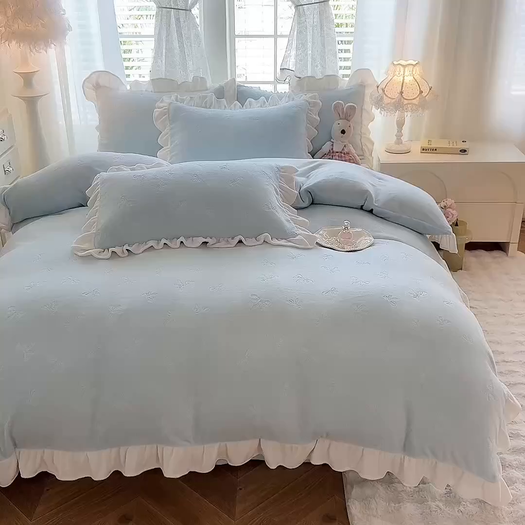 91家纺网 家纺一手货源 找家纺 逸尚阁 2025新款立体雕花牛奶绒花边四件套-蝴蝶结系列 蝴蝶结-天蓝