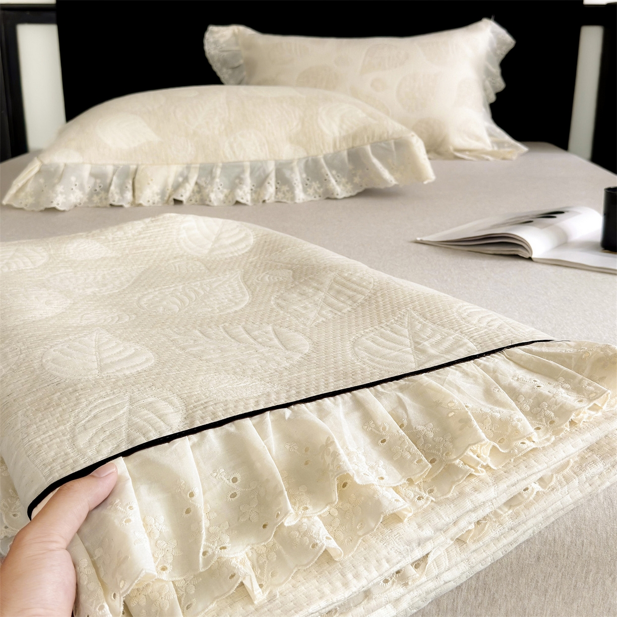 91家纺网 家纺一手货源 找家纺 金鹰 2025新款A类全棉花边棉麻空气层床盖 花边床盖-叶语