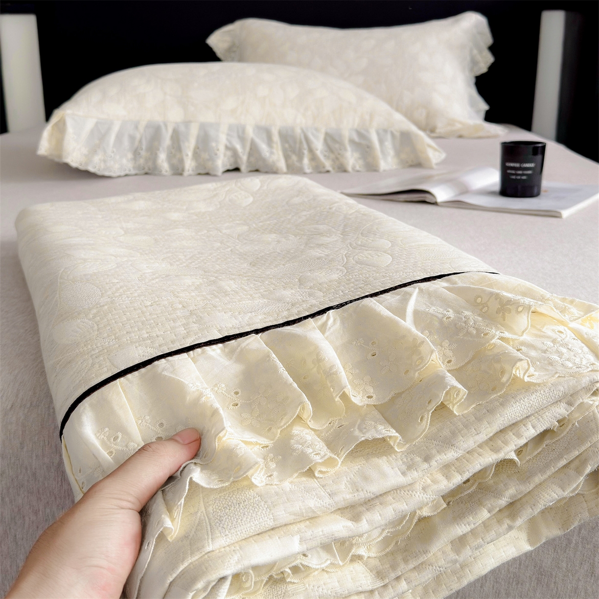 91家纺网 家纺一手货源 找家纺 金鹰 2025新款A类全棉花边棉麻空气层床盖 花边床盖-春意