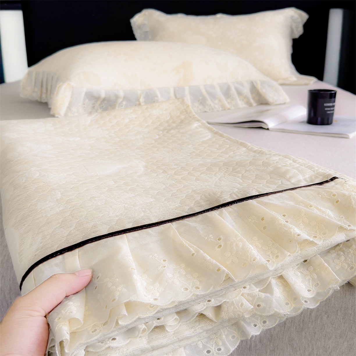 91家纺网 家纺一手货源 找家纺 金鹰 2025新款A类全棉花边棉麻空气层床盖 花边床盖-花涧兔