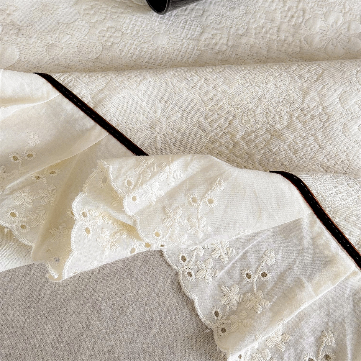 91家纺网 家纺一手货源 找家纺 金鹰 2025新款A类全棉花边棉麻空气层床盖 花边床盖-花海