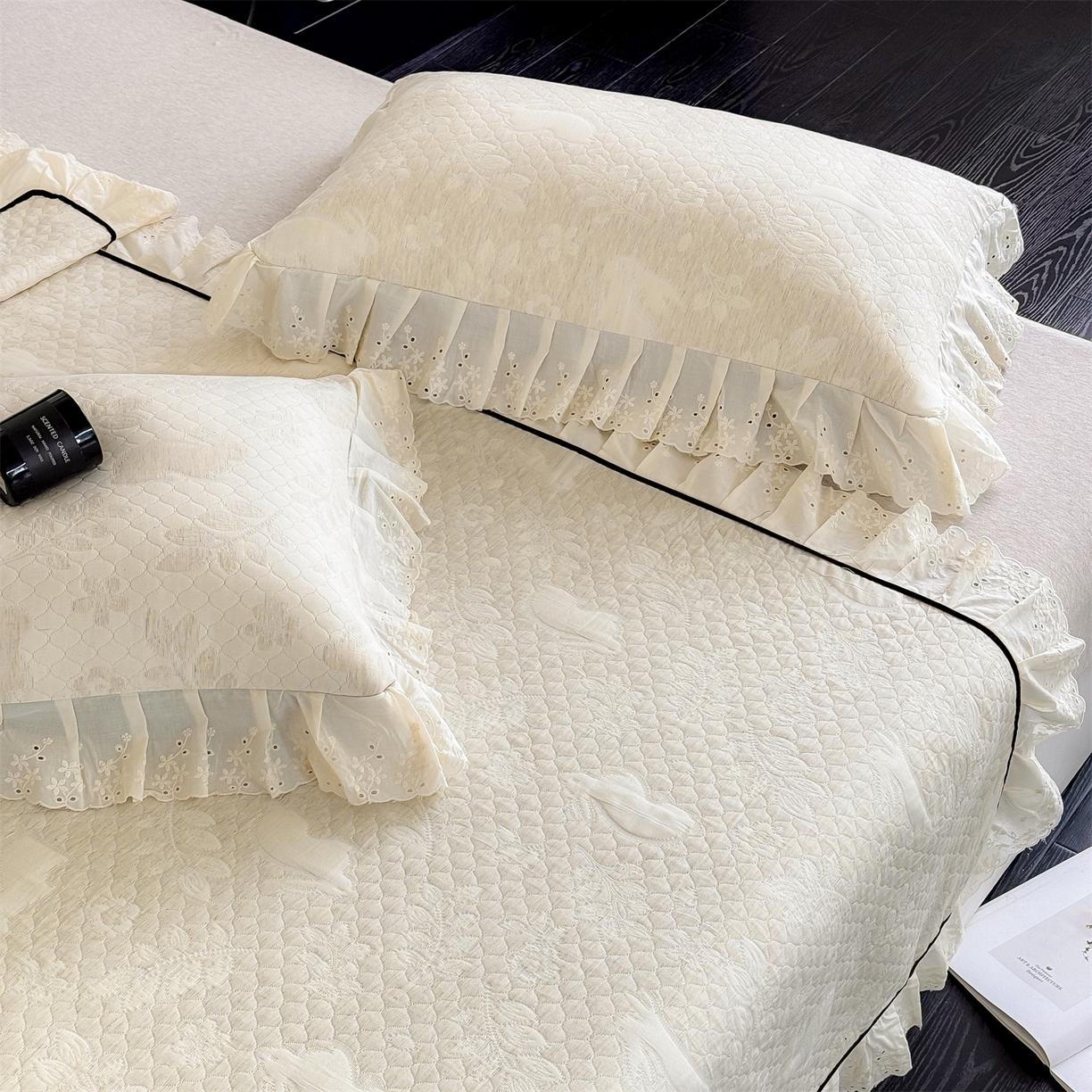 91家纺网 家纺一手货源 找家纺 金鹰 2025新款A类全棉花边棉麻空气层床盖 花边床盖-花涧兔