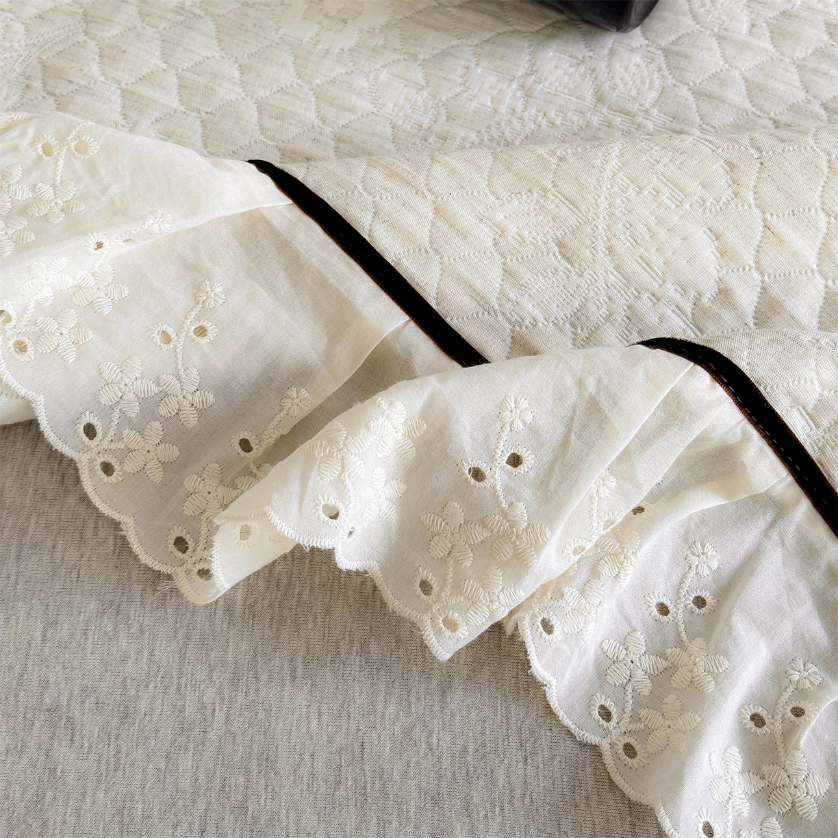 91家纺网 家纺一手货源 找家纺 金鹰 2025新款A类全棉花边棉麻空气层床盖 花边床盖-花涧兔