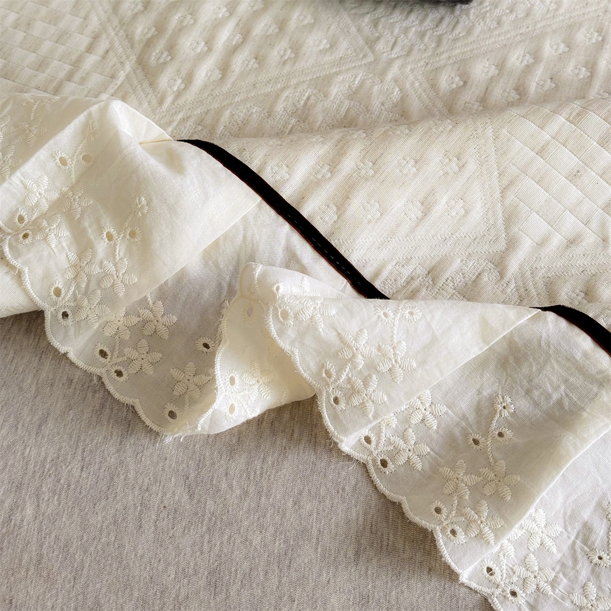 91家纺网 家纺一手货源 找家纺 金鹰 2025新款A类全棉花边棉麻空气层床盖 花边床盖-格调