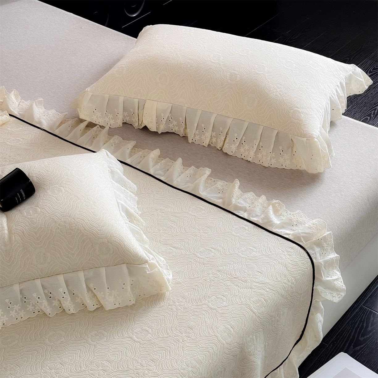 91家纺网 家纺一手货源 找家纺 金鹰 2025新款A类全棉花边棉麻空气层床盖 花边床盖-兰素