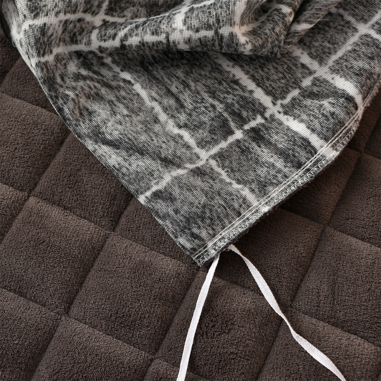 91家纺网 家纺一手货源 找家纺 金鹰 2025新款仿羊绒夹棉印花床笠四件套加厚牛奶绒四件套 米兰-深色