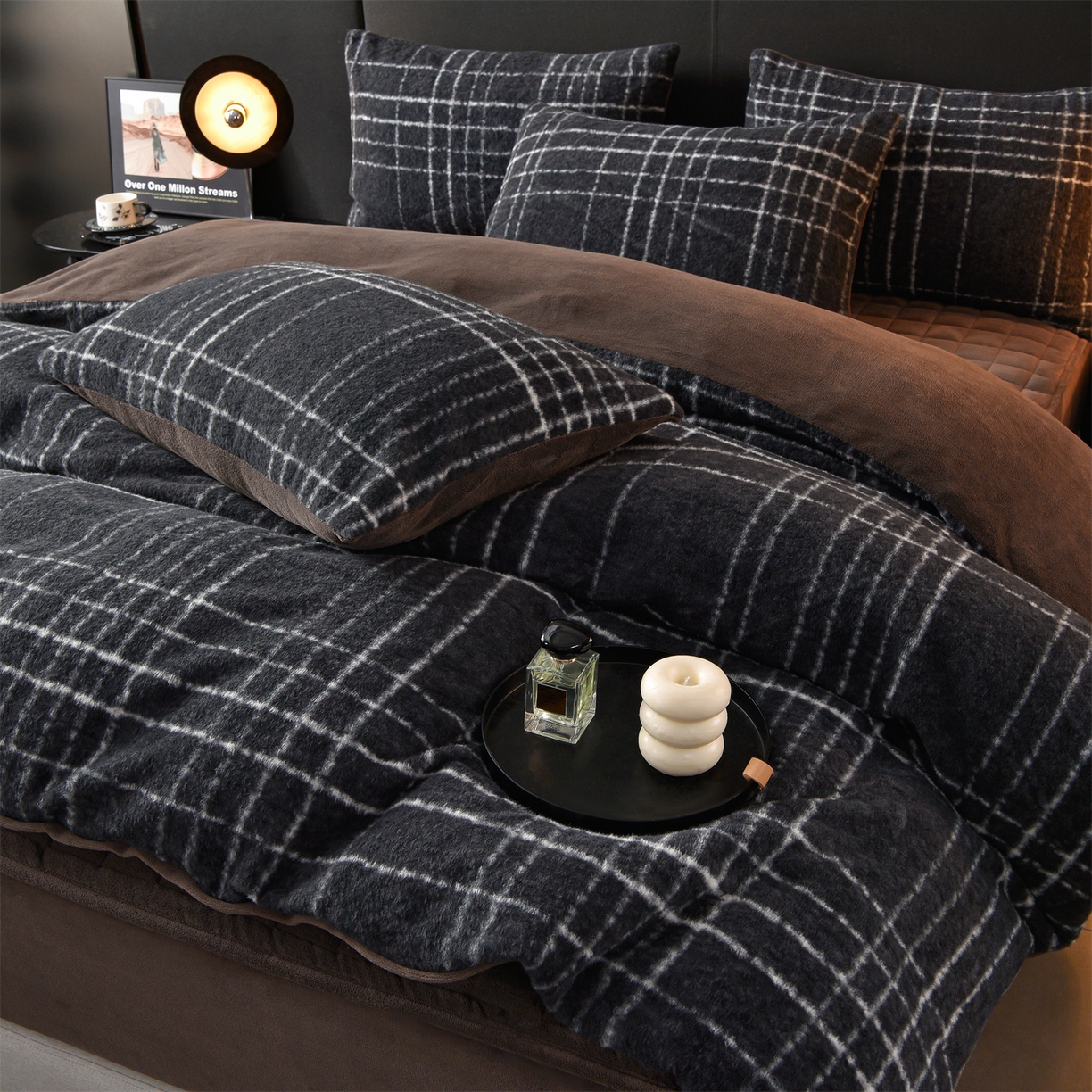 91家纺网 家纺一手货源 找家纺 金鹰 2025新款仿羊绒夹棉印花床笠四件套加厚牛奶绒四件套 米兰-深色