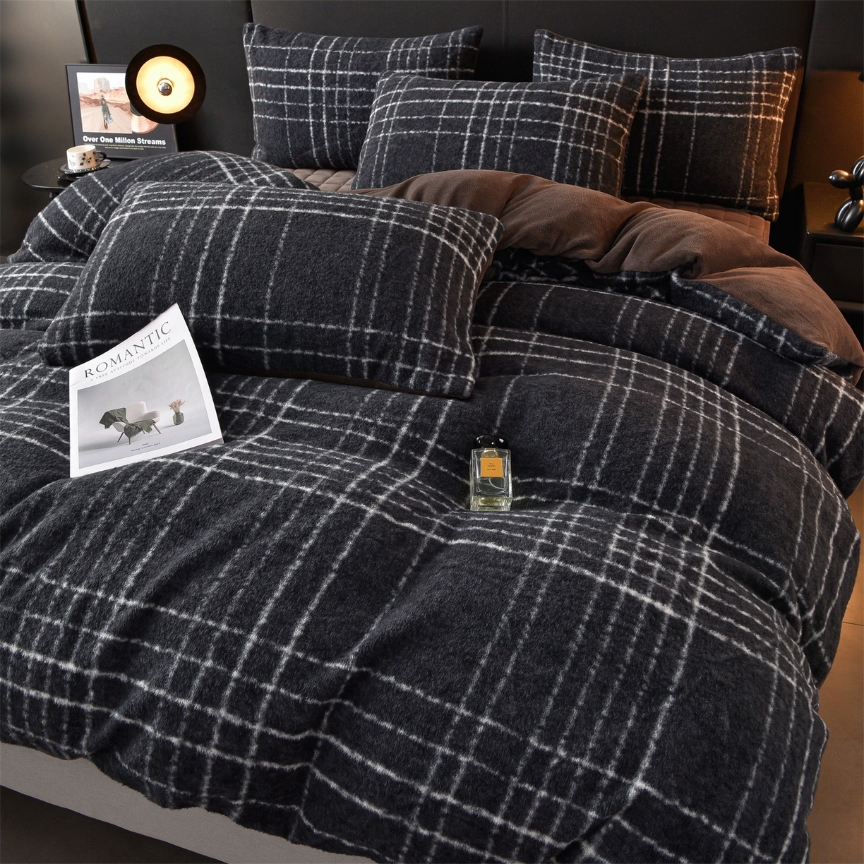 91家纺网 家纺一手货源 找家纺 金鹰 2025新款仿羊绒夹棉印花床笠四件套加厚牛奶绒四件套 米兰-深色