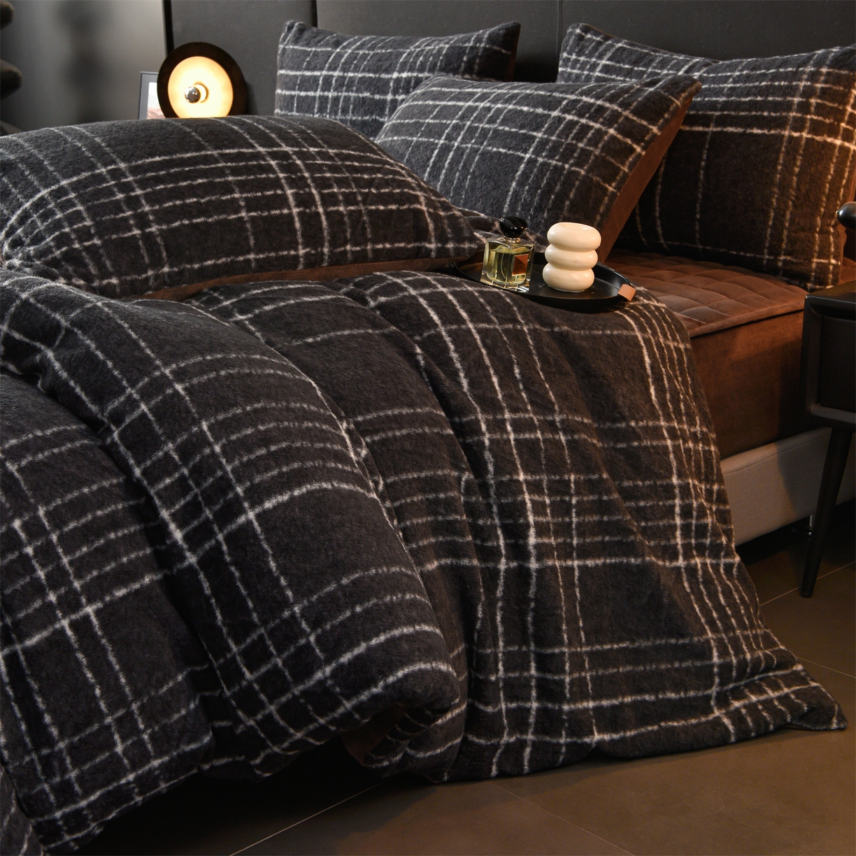 91家纺网 家纺一手货源 找家纺 金鹰 2025新款仿羊绒夹棉印花床笠四件套加厚牛奶绒四件套 米兰-深色