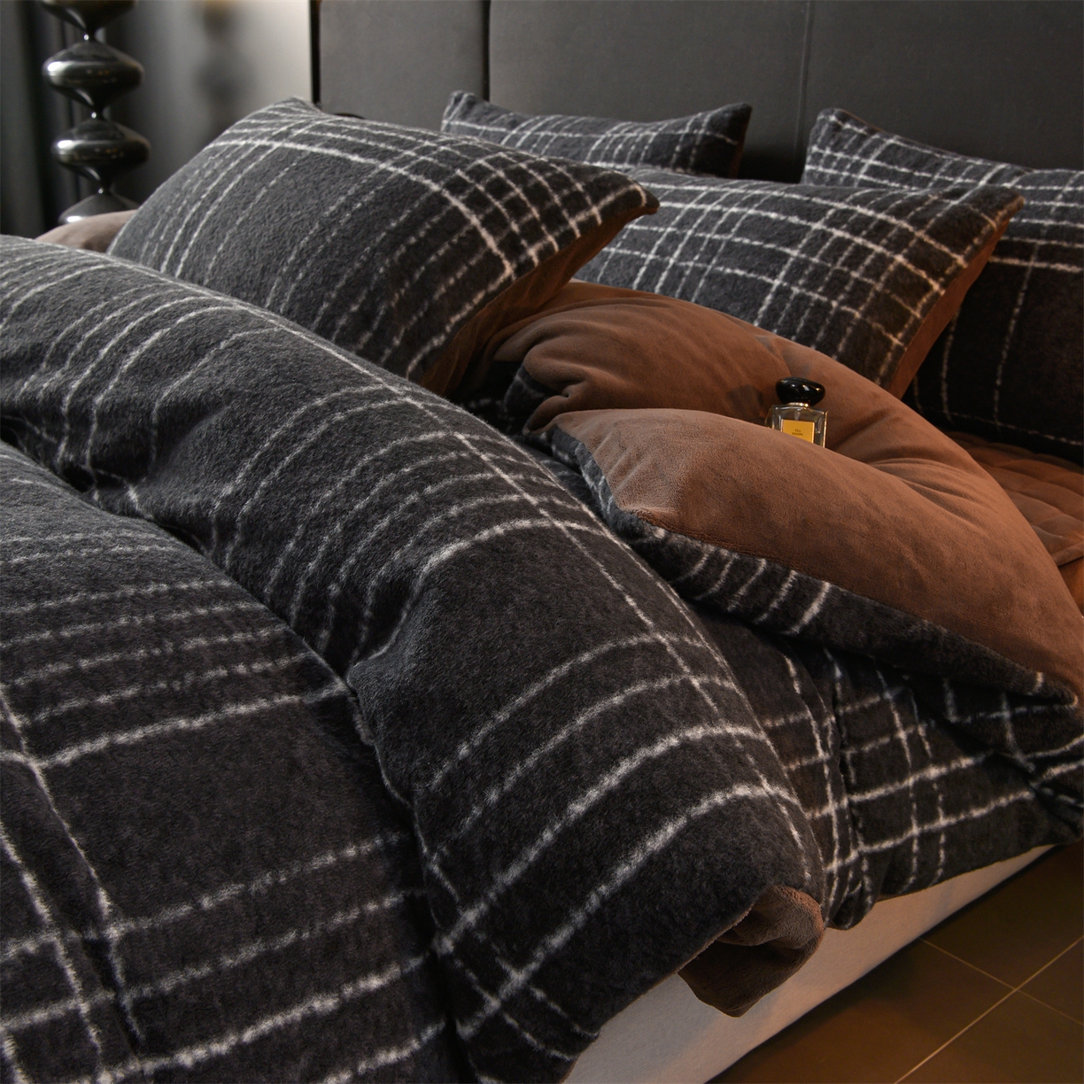 91家纺网 家纺一手货源 找家纺 金鹰 2025新款仿羊绒夹棉印花床笠四件套加厚牛奶绒四件套 米兰-深色